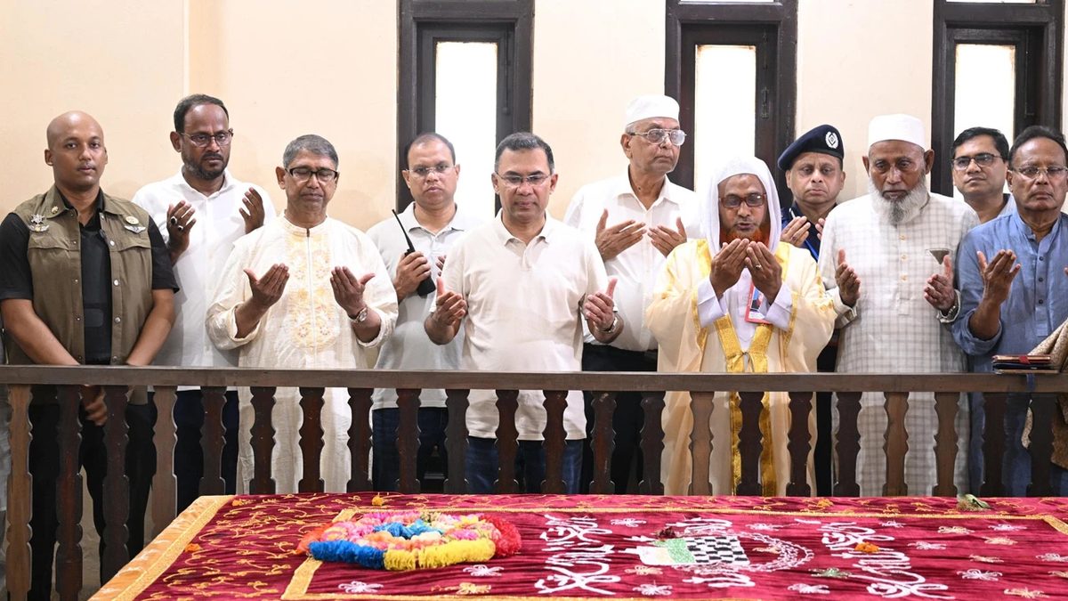 মজলুম জননেতা মওলানা ভাসানীর কবর জিয়ারত করলেন প্রধানমন্ত্রী