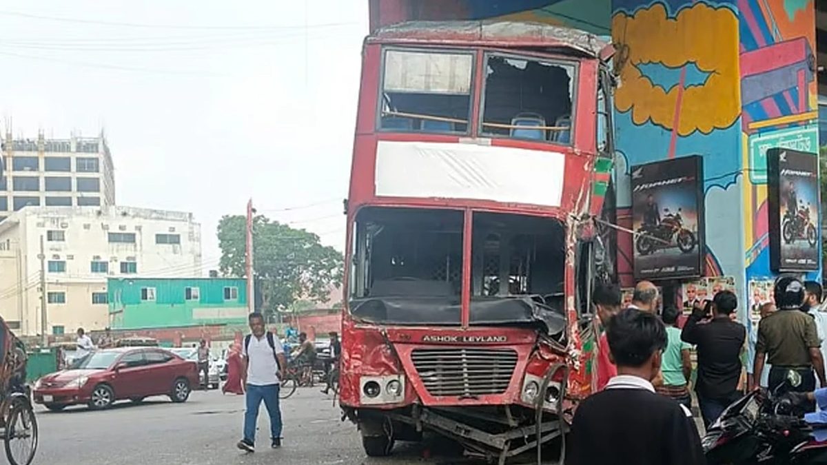 রাজধানীতে দুর্ঘটনার কবলে ঢাবির বাস ‘ক্ষণিকা’, আহত কয়েক শিক্ষার্থী