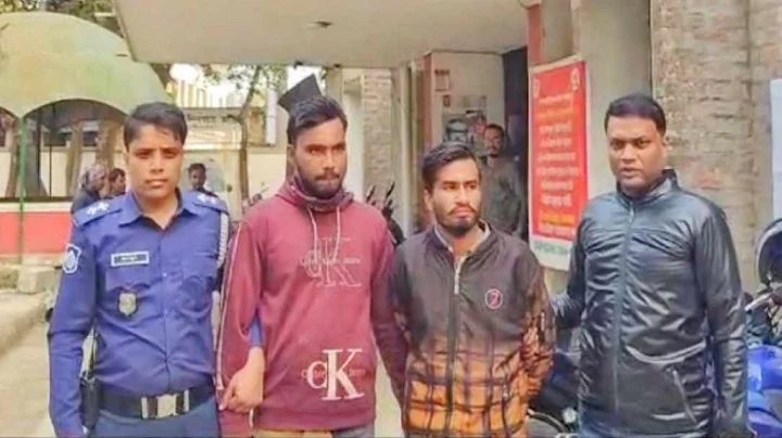 সিনেমার স্টাই‌লে টাকা ছিনতাই, গ্রেপ্তার ২