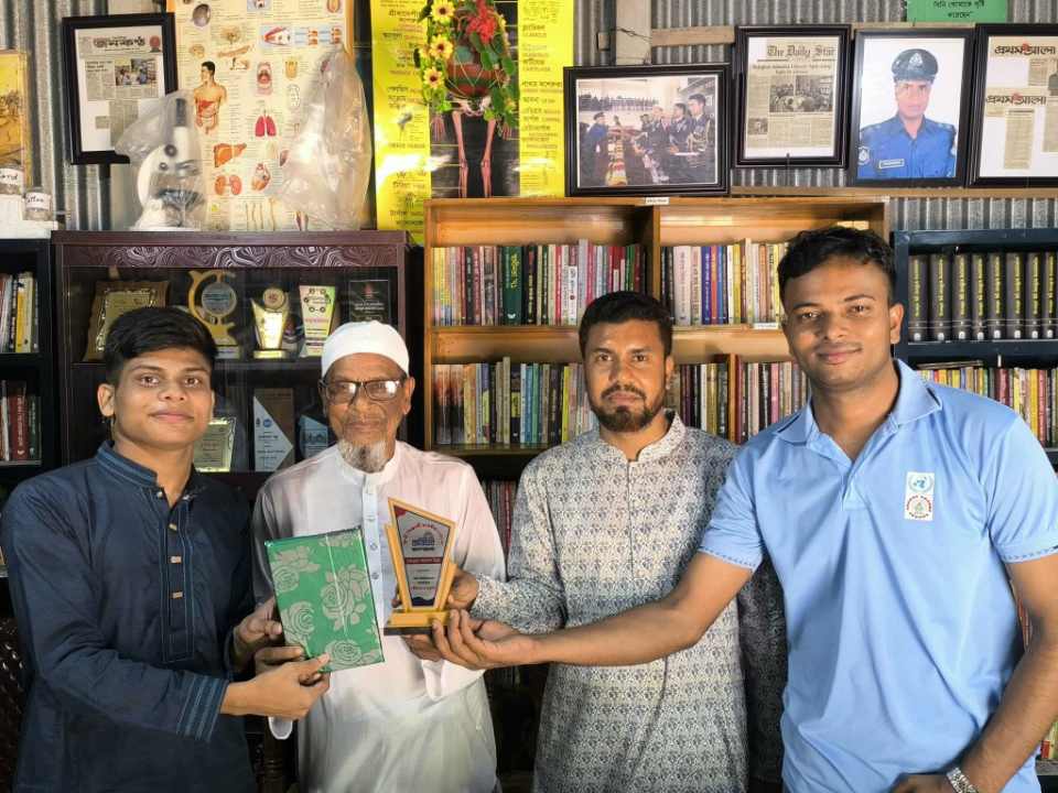 কৃতি শিক্ষার্থীদের সংবর্ধনা দিল বাতিঘর আদর্শ পাঠাগার