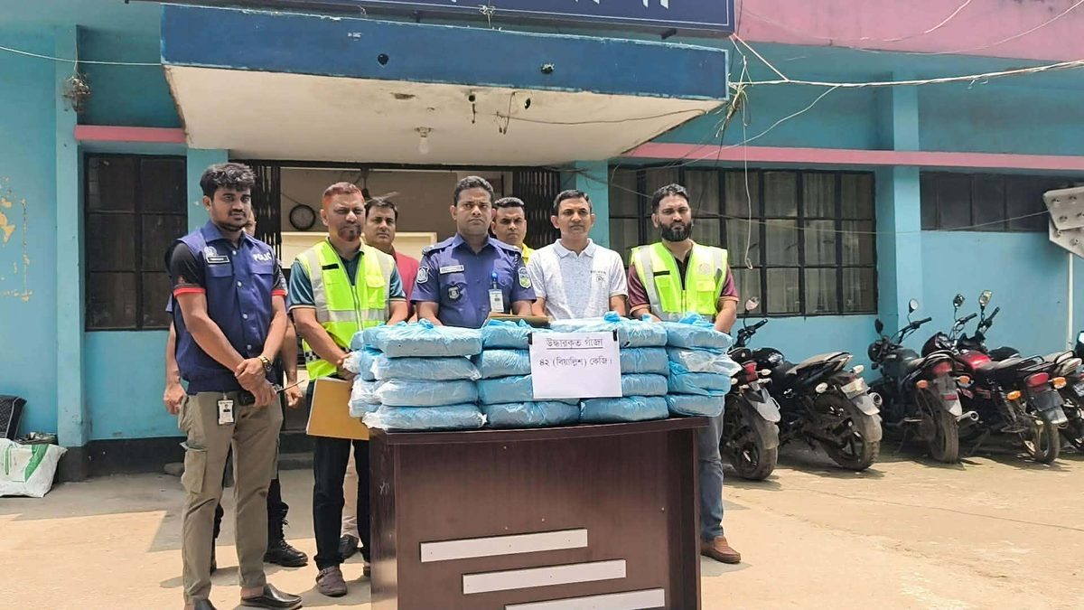 জামালপুরে ৪২ কেজি গাঁজাসহ দুই নারী গ্রেফতার