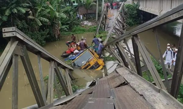 বেইলি সেতু ভেঙে আলুবোঝাই ট্রাক খালে
