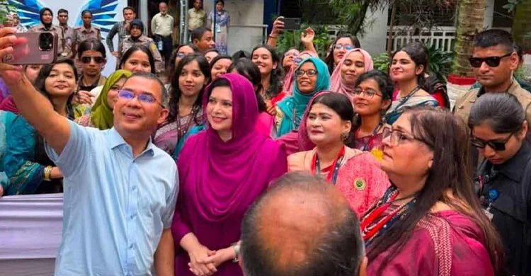 ঢামেক ক্যাম্পাসে শিক্ষার্থীদের সঙ্গে হাস্যোজ্জ্বল সেলফি প্রধানমন্ত্রীর