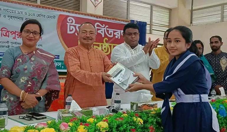 মাটিরাঙ্গাতে মেধাবী শিক্ষার্থীদের মাঝে ট্যাব বিতরণ