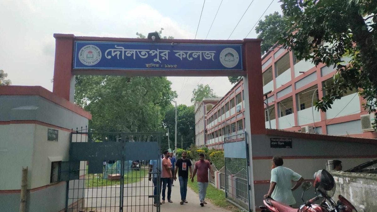 দৌলতপুর কলেজে চরম অস্থিরতা