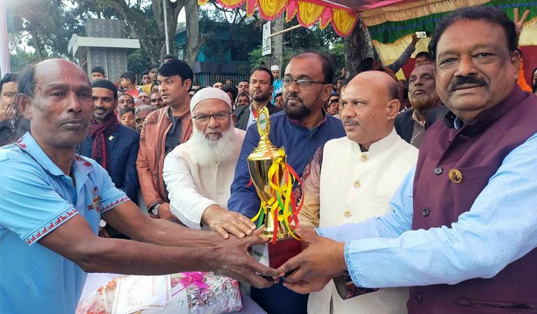 কুমারখালীতে সিএনজি মালিক সমিতির ফুটবল ম্যাচ অনু্ষ্ঠিত