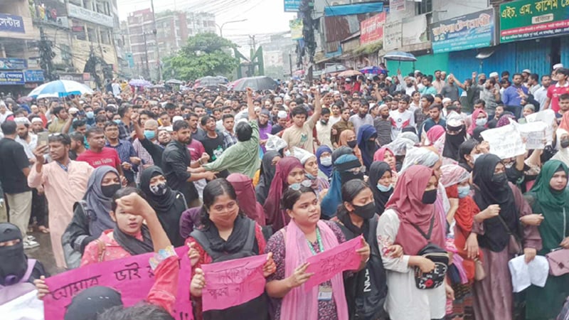 বৃষ্টি উপেক্ষা করে চট্টগ্রামে শিক্ষার্থীদের বিক্ষোভ মিছিল