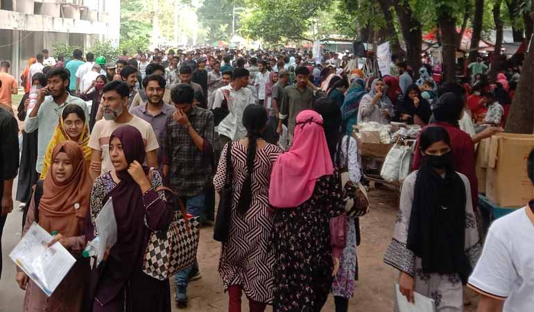 পরীক্ষার্থীদের সহয়তায় তৎপর রাজনৈতিক ছাত্র সংগঠনগুলো,সন্তুষ্ট শিক্ষার্থীরা