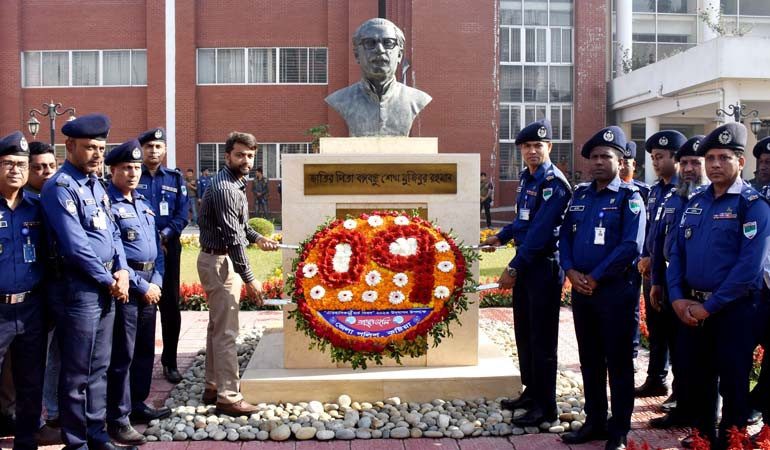 ঐতিহাসিক ৭ মার্চ: বঙ্গবন্ধুর প্রতিকৃতিতে কুষ্টিয়া জেলা পুলিশের শ্রদ্ধা
