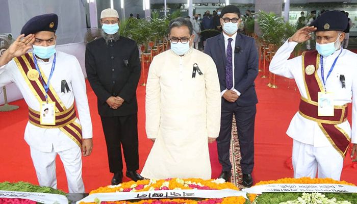 বঙ্গবন্ধুর প্রতিকৃতিতে প্রধান বিচারপতির পুষ্পস্তবক অর্পণ