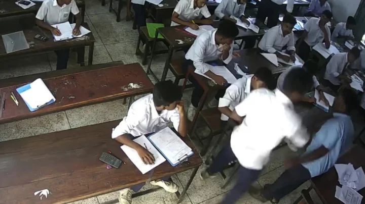 পরীক্ষার হলে খাতা নেওয়ায় শিক্ষককে ছাত্রের চড়-থাপ্পড়