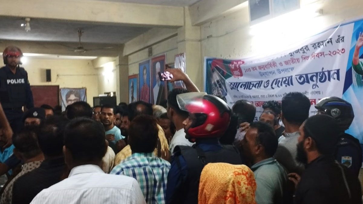 ব্যানারে এমপির নাম না থাকায় দুই গ্রুপের সংঘর্ষ
