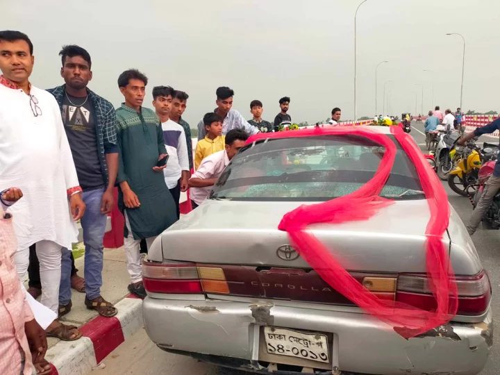 বিয়ের গাড়ি আটকে চাঁদা দাবি, ৪ যুবক আটক
