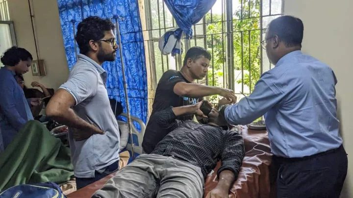 চবিতে সাংবাদিক পেটাল ছাত্রলীগ কর্মীরা, লেগেছে ৪ সেলাই