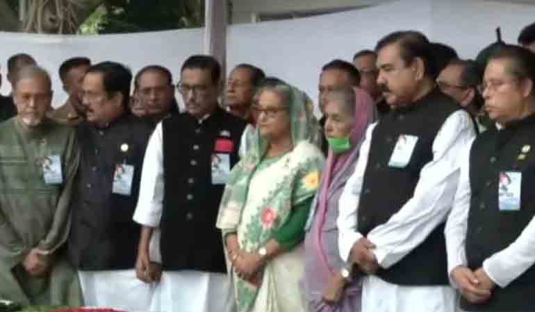 বঙ্গবন্ধুর প্রতিকৃতিতে আ.লীগের শ্রদ্ধা
