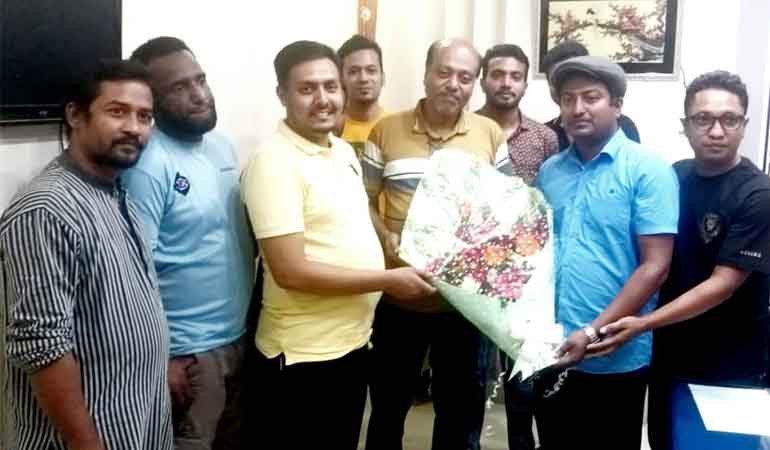 ডা: তাপস কুমার সরকারকে পুনরায় আরএমও হিসেবে নিয়োগ পাওয়ায় ফুলেল শুভেচ্ছা প্রদান