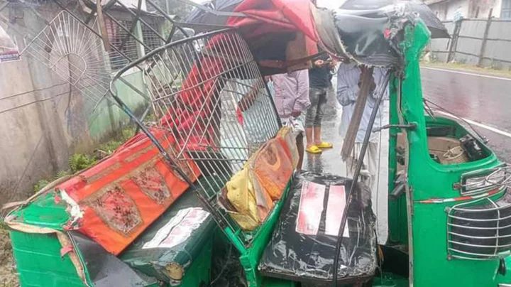 পিকআপ-অটোরিকশার সংঘর্ষে ব্যাংক কর্মকর্তাসহ নিহত ২