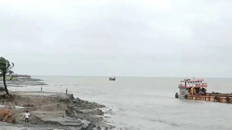 মেঘনায় ৩৯ যাত্রীসহ ট্রলার ডুবি