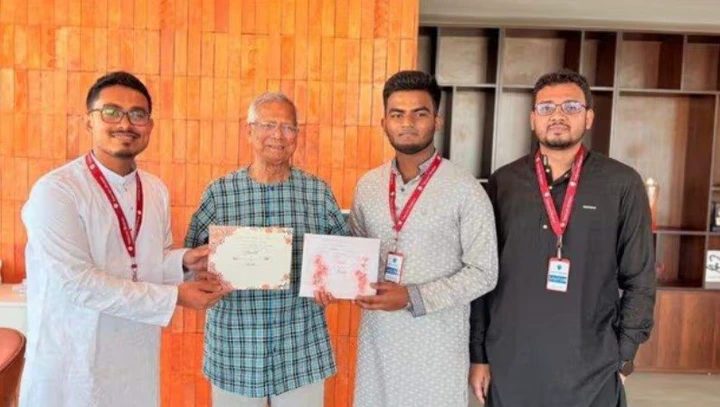 ড. ইউনূসকে বিয়ের দাওয়াত দিলেন ডাকসুর ভিপি সাদিক কায়েম