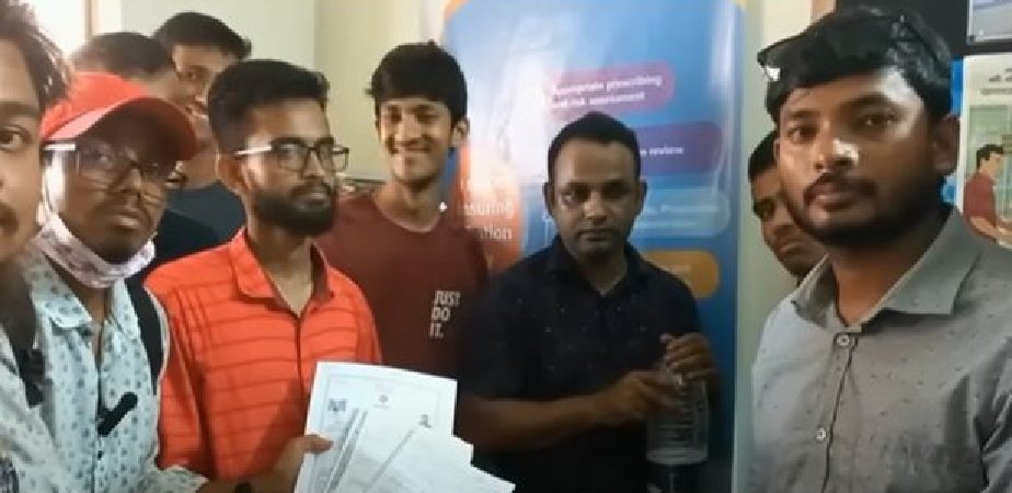 ঘুষের টাকাসহ ঔষধ প্রশাসনের কর্মচারীকে ধরল শিক্ষার্থীরা