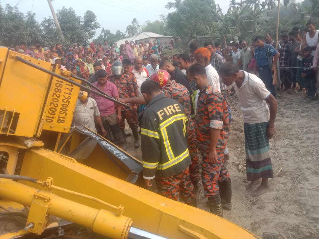 দেবীগঞ্জে স্কেভেটরের নিচে চাপা পড়ে প্রাণ গেল চালকের