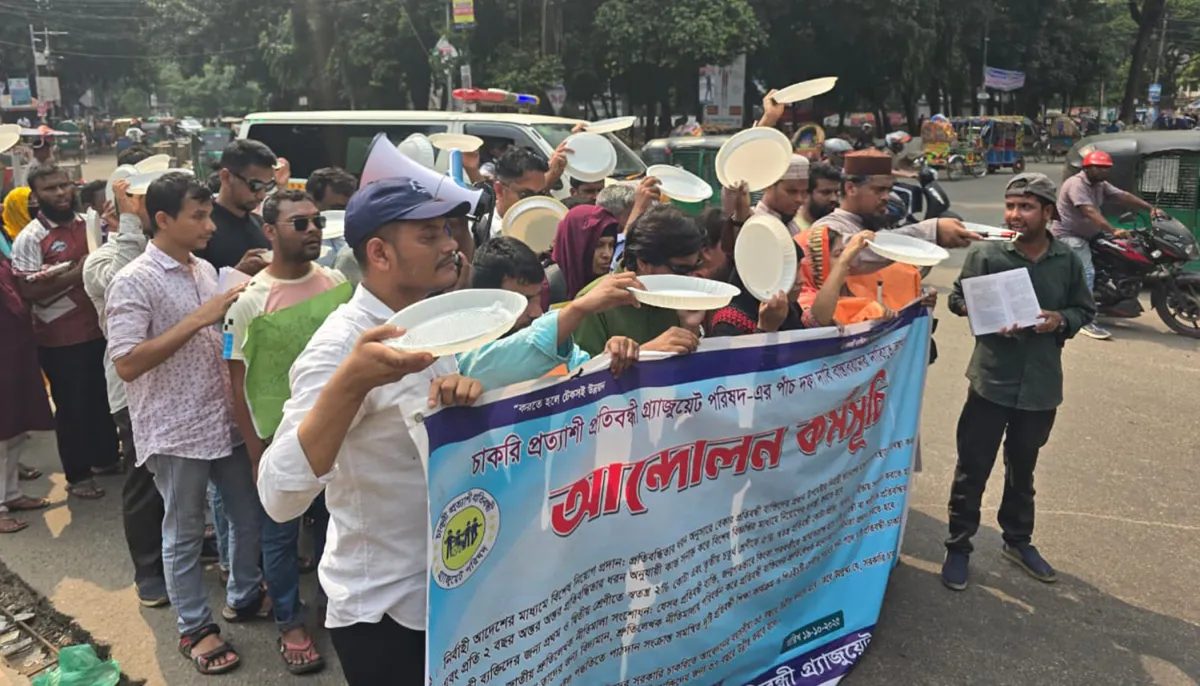 থালা-বাটি হাতে প্রতিবন্ধী চাকরি প্রত্যাশীদের যমুনা অভিমুখে লং মার্চ