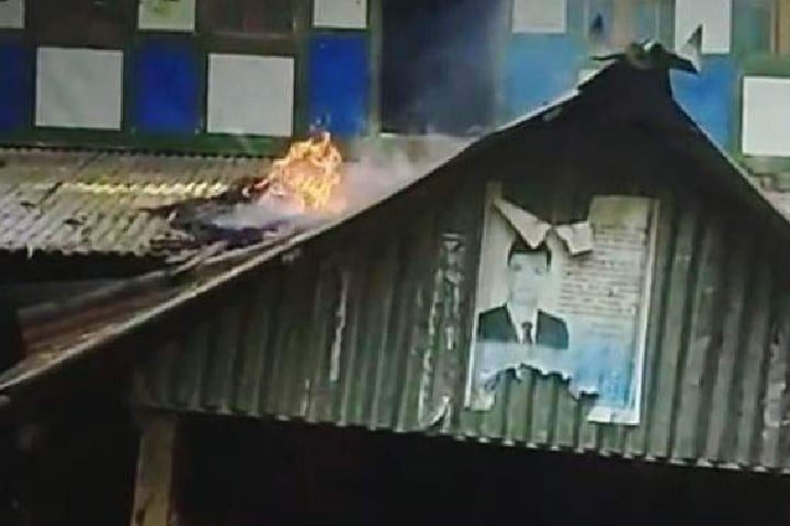 এবার ফেসবুক লাইভে এসে নিজঘরে আগুন দিলেন যুবক