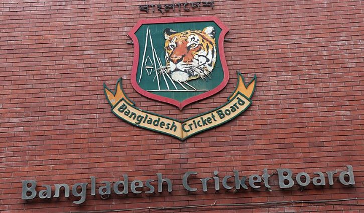 ট্রাফিক নিয়ন্ত্রণে থাকা শিক্ষার্থীদের খাবার দিল বিসিবি