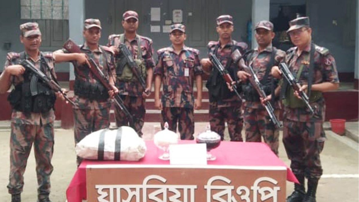 দিনাজপুরে আড়াই কেজি সাপের বিষ উদ্ধার