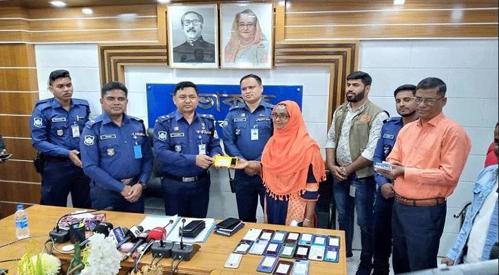 ২১টি হারানো মোবাইল খুঁজে মালিককে ফিরিয়ে দিল পুলিশ