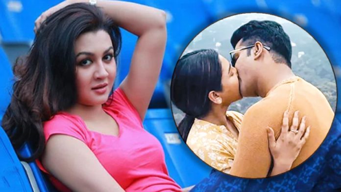 চুমুকাণ্ডে ফের আলোচনায় জয়া