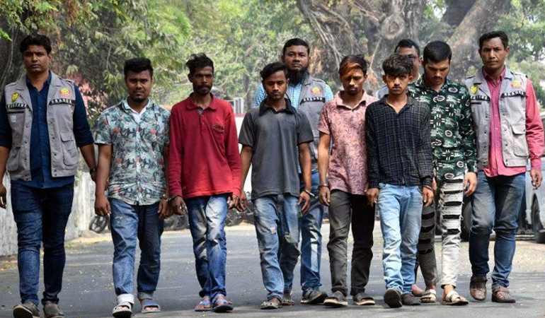 রাজধানীতে এক বাসে দুই দফা ডাকাতি, গ্রেপ্তার ৬