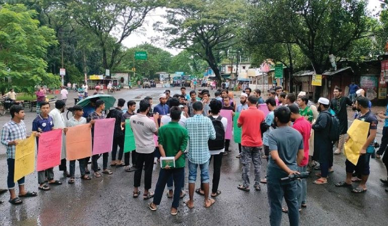 নিরাপদ সড়কের দাবিতে উত্তাল ইবি, শিক্ষার্থীদের সড়ক অবরোধ