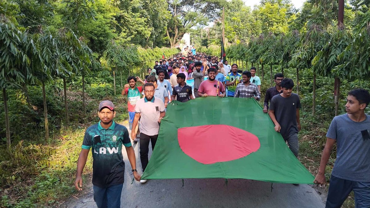 পুলিশি হামলার প্রতিবাদে ইবিতে বিক্ষোভ মিছিল