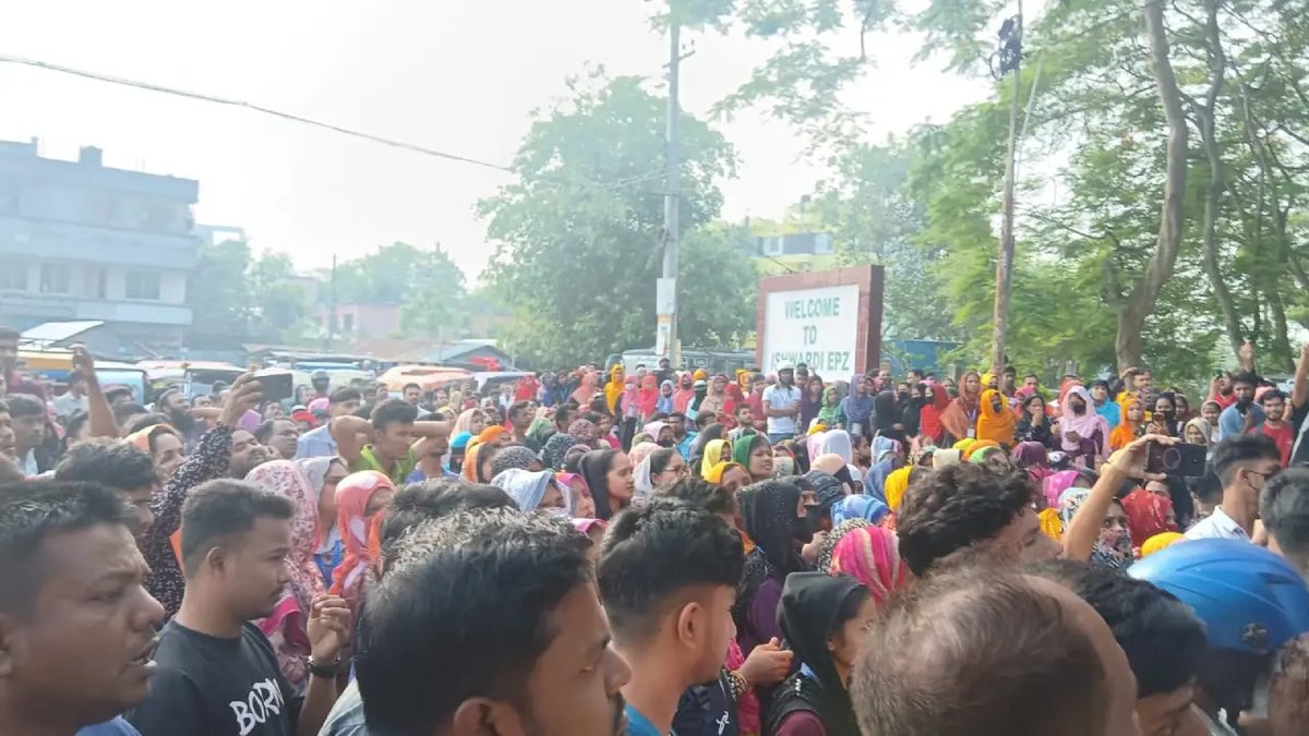 ঈশ্বরদী ইপিজেডের ফটকে তালা ঝুলিয়ে দিলেন শ্রমিকরা