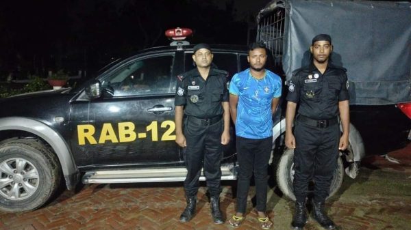 কুষ্টিয়ায় র‌্যাবের অভিযানে হত্যা মামলার পলাতক আসামি গ্রেপ্তার