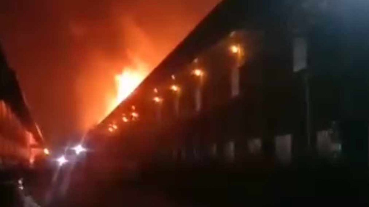 শ্রীপুরে নোমান নাইস ফেব্রিক্স কারখানার আগুন নিয়ন্ত্রণে