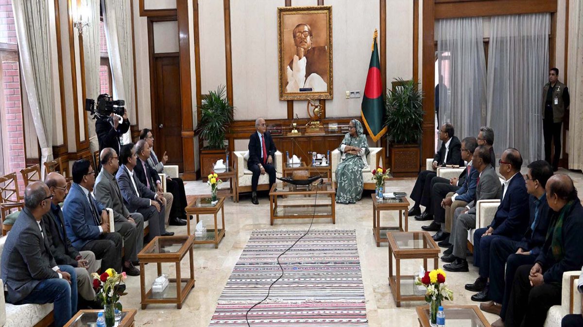 গুজবের বিরুদ্ধে সতর্ক থাকুন, সাংবাদিকদের প্রধানমন্ত্রী