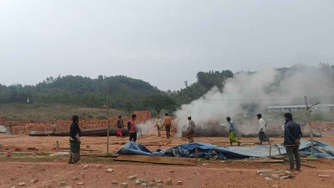 বান্দরবানে অবৈধ ইটভাটা গুঁড়িয়ে দিল পরিবেশ অধিদফতর