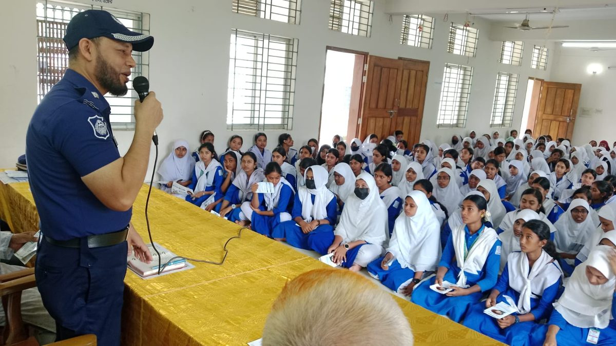 মেলান্দহে শিক্ষার্থীদের নিরাপদ ভবিষ্যৎ গড়তে পুলিশের সচেতনতামূলক কর্মসূচি