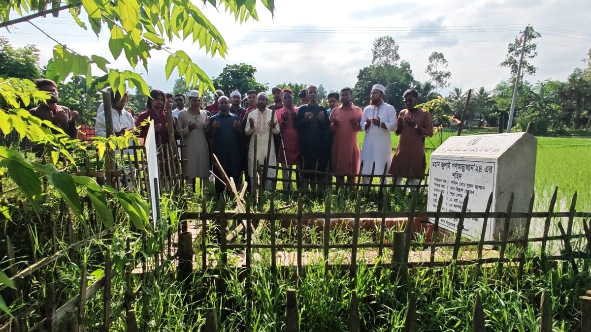 জুলাই শহীদ পরিবারের পাশে সোহেল রানা, জিয়ারত করলেন সদ্য ও সুমনের কবর