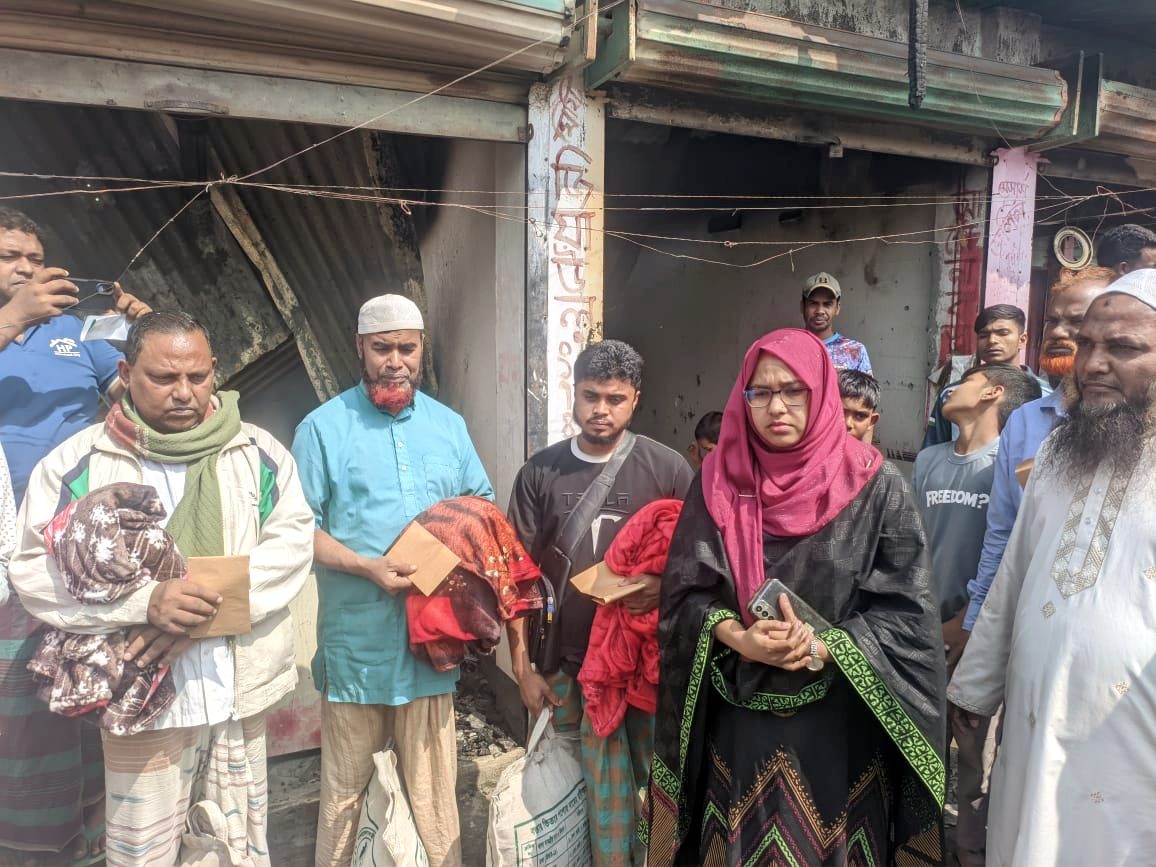 শর্ট সার্কিটের আগুনে পুড়ে ছাই দোকান, নিঃস্ব ৮ ব্যবসায়ীর পাশে প্রশাসন