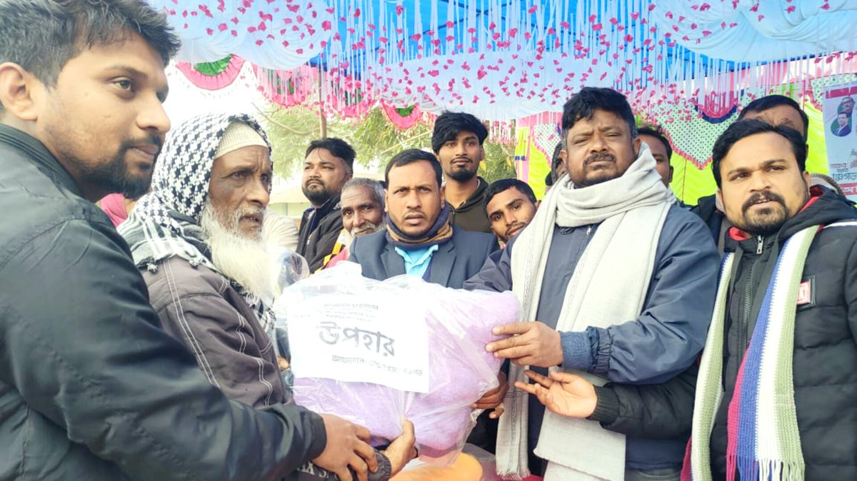 দেবীগঞ্জে কেন্দ্রীয় ছাত্রলীগ সভাপতির উদ্যোগে শীত বস্ত্র বিতরণ