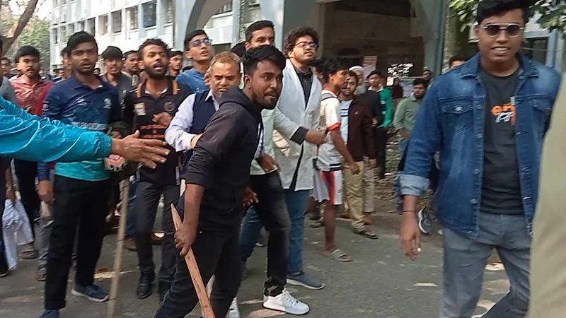 ফুটবল খেলাকে কেন্দ্র করে ইবিতে মারামারি,আহত ৬