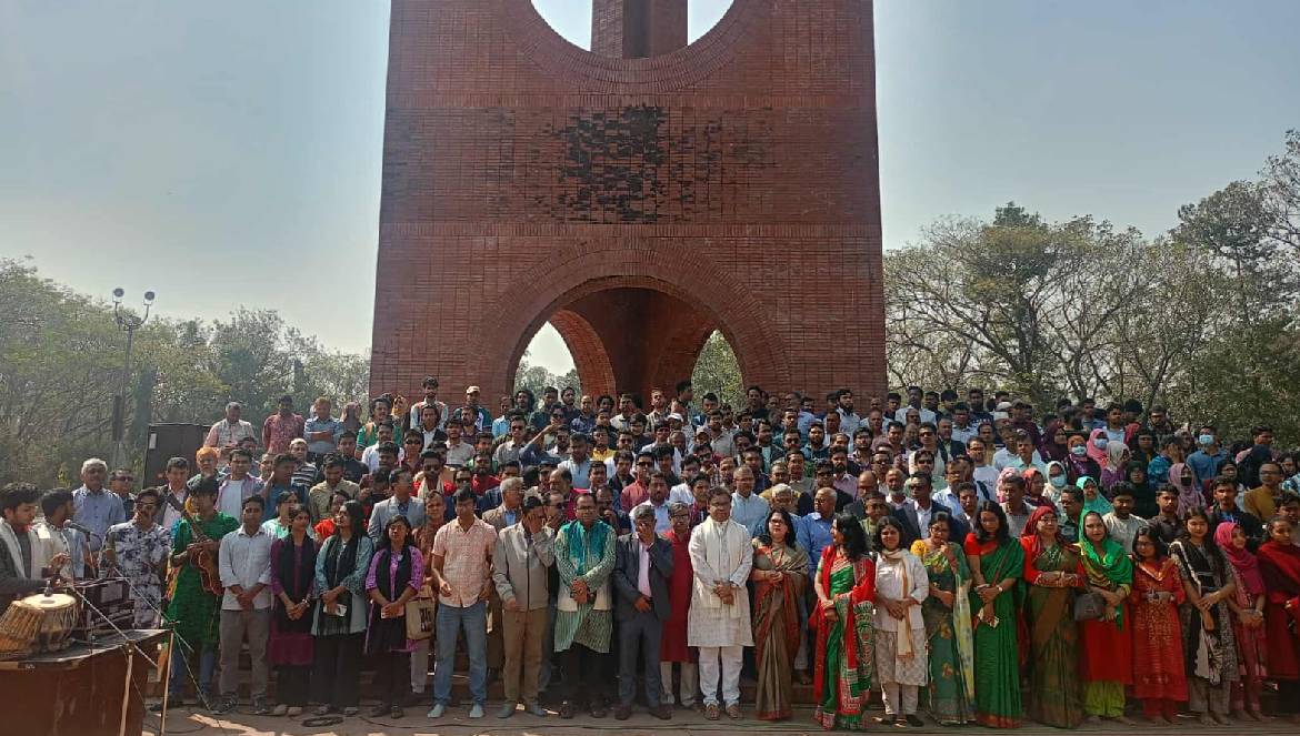 গণতান্ত্রিক নবযাত্রায় জাবিতে সমবেত কণ্ঠে জাতীয় সংগীত