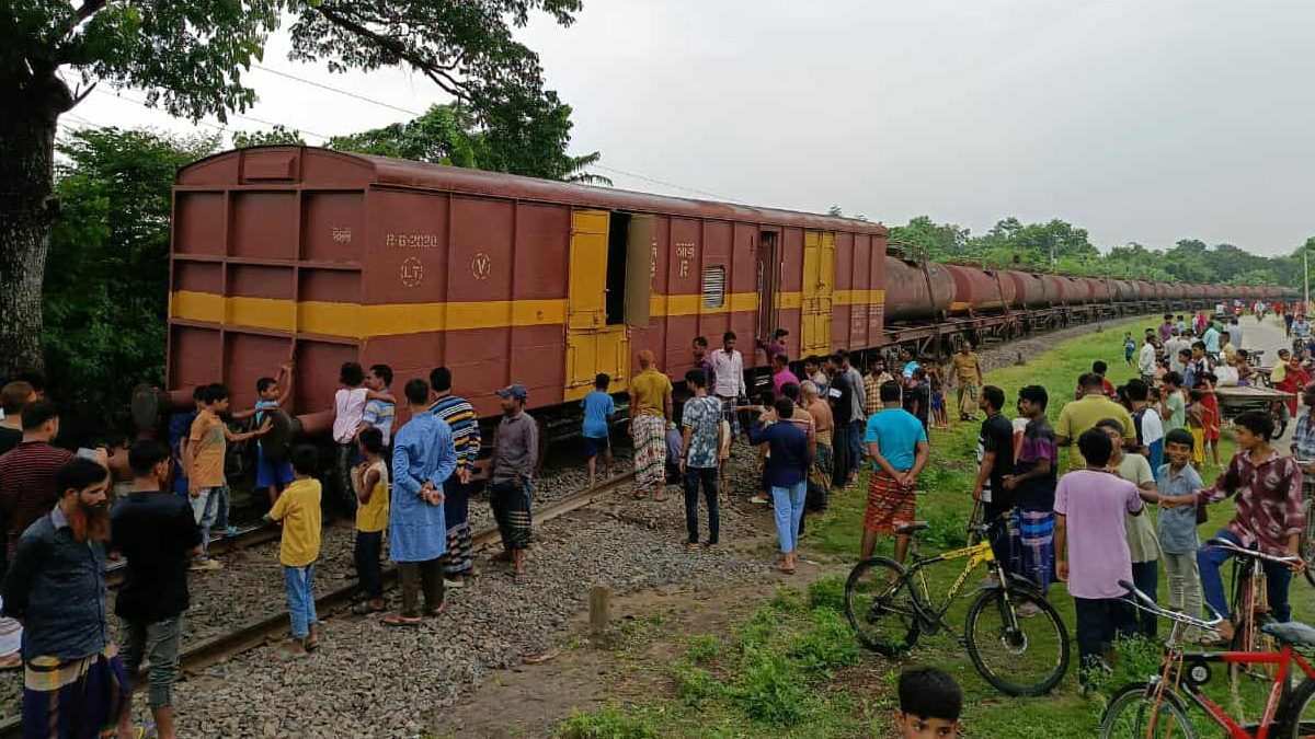 চুয়াডাঙ্গায় মালবাহী ট্রেনের বগি লাইনচ্যুত