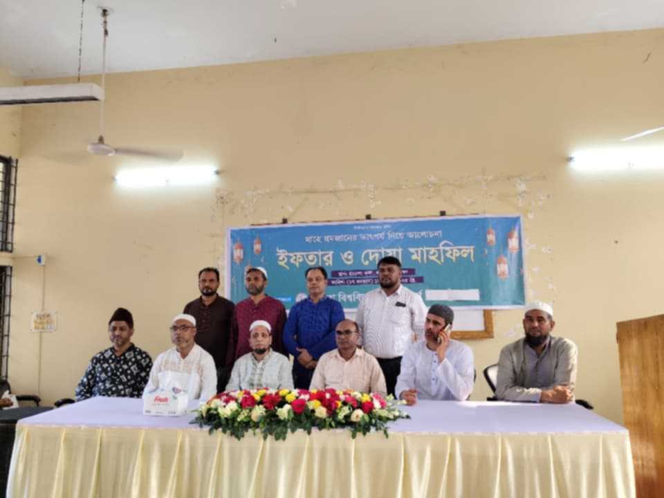 কুবি কর্মকর্তাদের আয়োজনে ইফতার ও দোয়া মাহফিল অনুষ্ঠিত