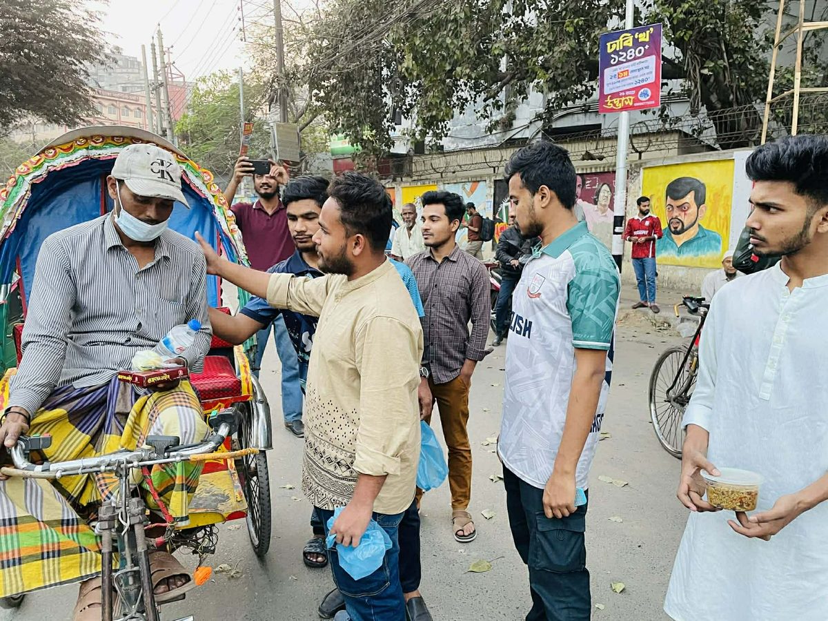 রমজানে অসহায়দের মাঝে ইফতার বিতরণ করলেন জবি ছাত্রদলের আহ্বায়ক সদস্য সোহান