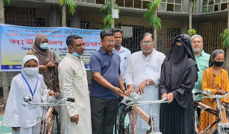 কুষ্টিয়ায় শিক্ষার্থীদের মাঝে সাইকেল বিতরণ