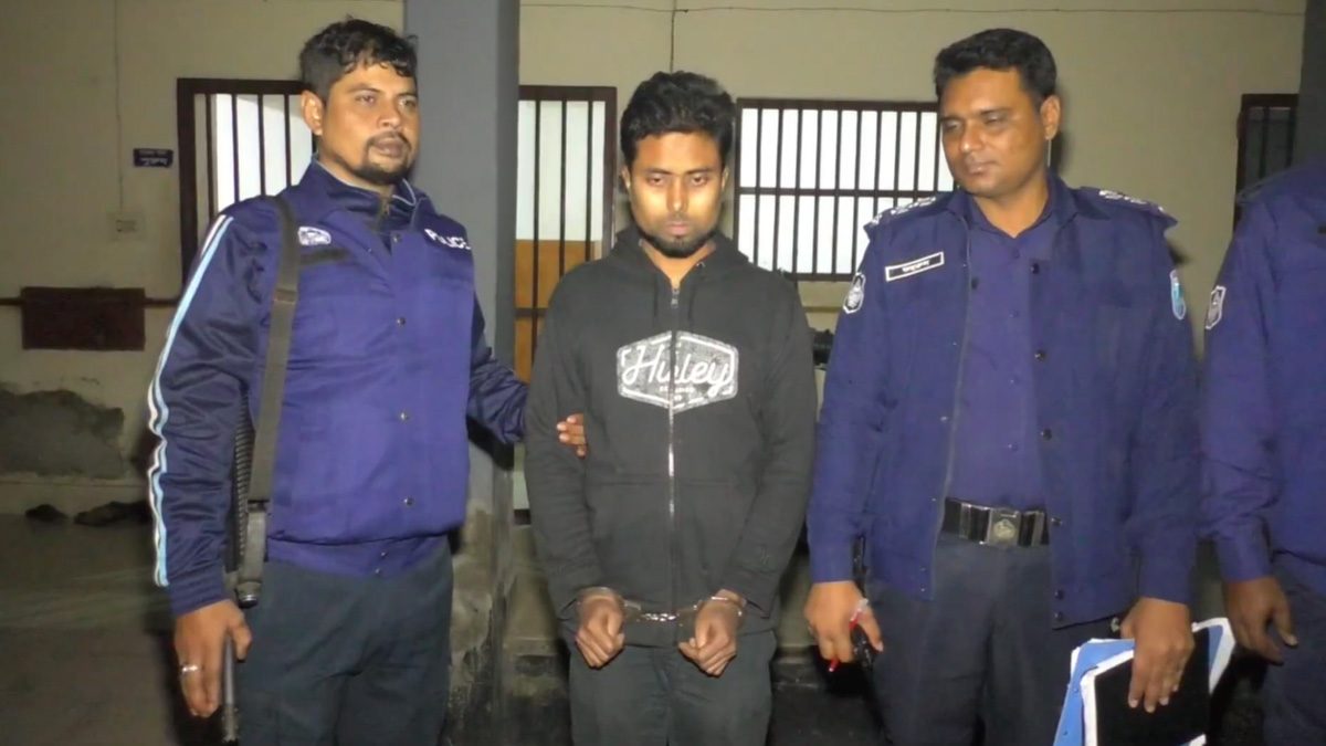 ছেলেকে পানিতে ফেলে হত্যার পর থানায় আত্মসমর্পণ বাবার